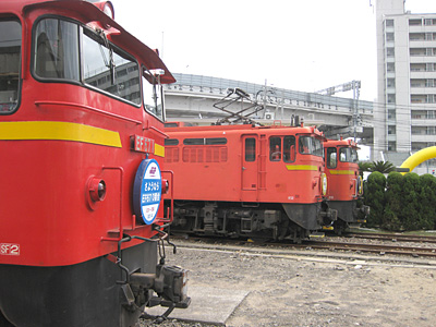 ３両横並び（EF67 1〜3）