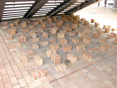 階段下の突起物たち