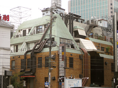 ダクトで絡まれた建物