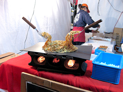 持ち上がるサンプル（焼そば）