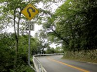 カーブの注意標識