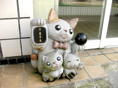 玄関先の招き猫