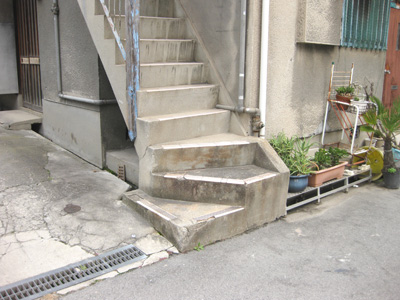 急カーブつきの階段