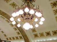 シャンデリアとレリーフ