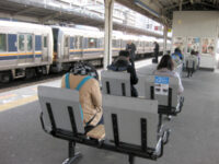 直角に設置されたホームのベンチ