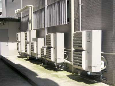 並ぶ室外機
