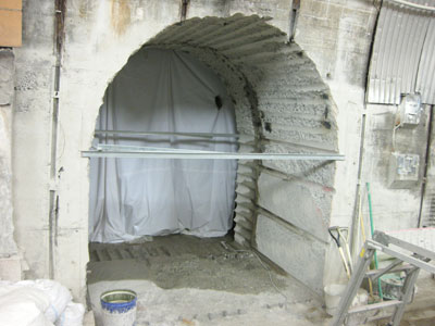 貫通通路工事中