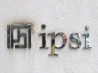 会社名とロゴ銘板