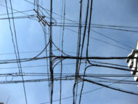 交錯する電線類