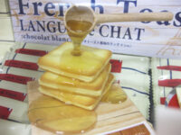 持ち上がる食品サンプル