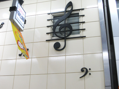 楽器店の壁