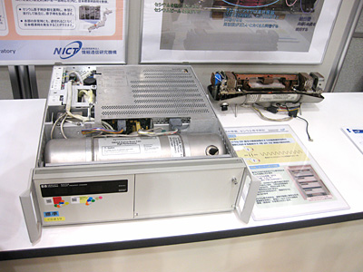 周波数標準信号発生器（HP 5071A）