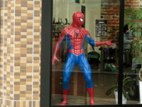 ガラス越し店内にクモ男