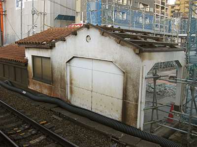 解体中の駅舎