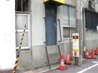 出口扉下のなにか