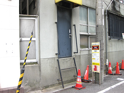 出口扉下のなにか