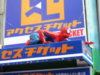 テントの上から伺うクモ男