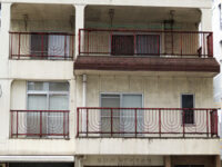 花の意匠の欄干