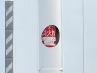 のぞき窓のある壁