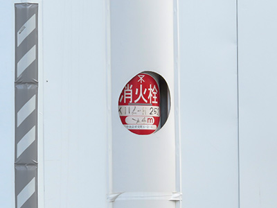 のぞき窓のある壁