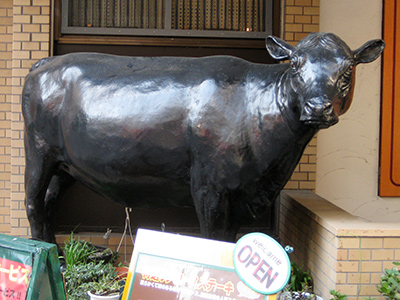 巨大牛オブジェ