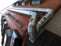 彼方に伸びる排煙ダクト