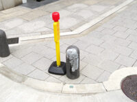 ガードポールと注意ポール