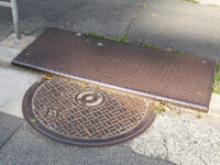 ちょっとだけ隠れるマンホール