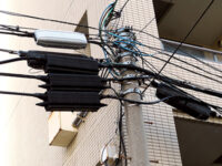 柱上の鬩ぎ合い