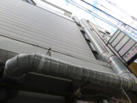 高く伸びる排気ダクト