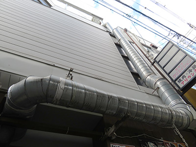 高く伸びる排気ダクト